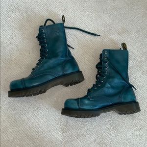10 eye cap toe Dr. Martens